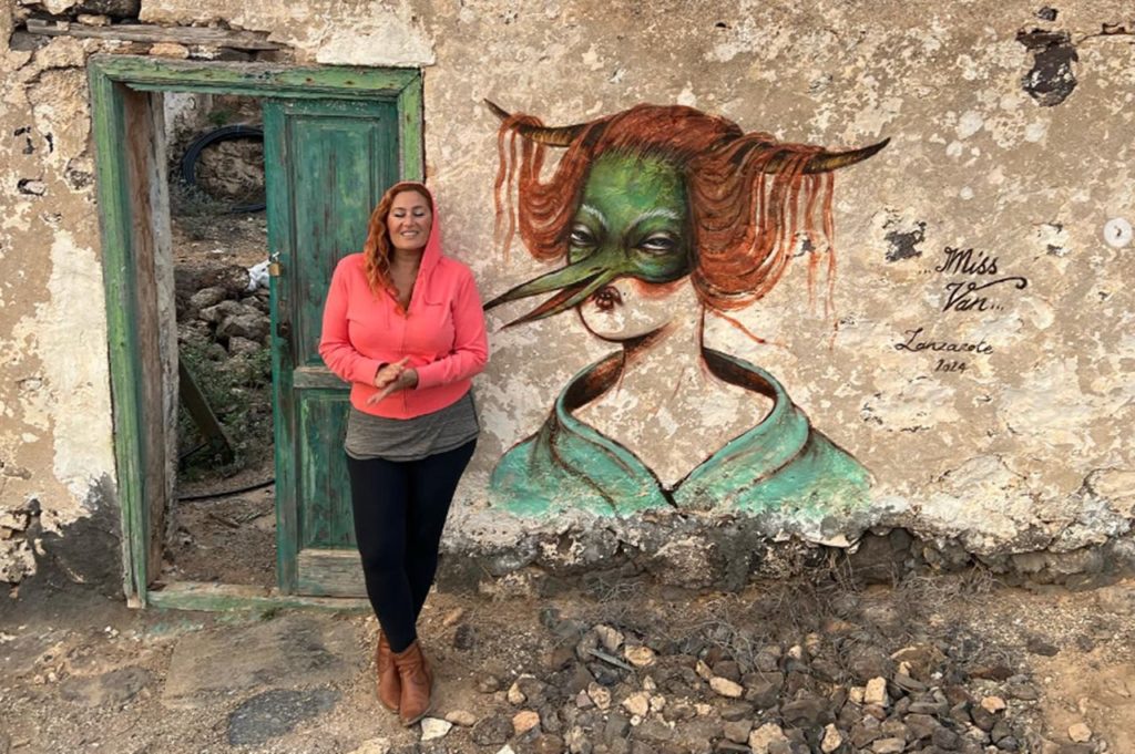 La artista francesa que pintó una casa del siglo XVIII en Lanzarote borra su obra y pide disculpas