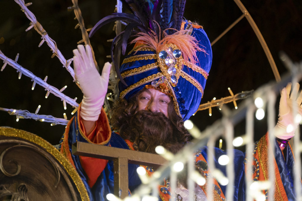 Los Reyes Magos de Oriente recorrieron las principales calles de la ciudad en una Cabalgata repleta de color, fantasía y luz. 