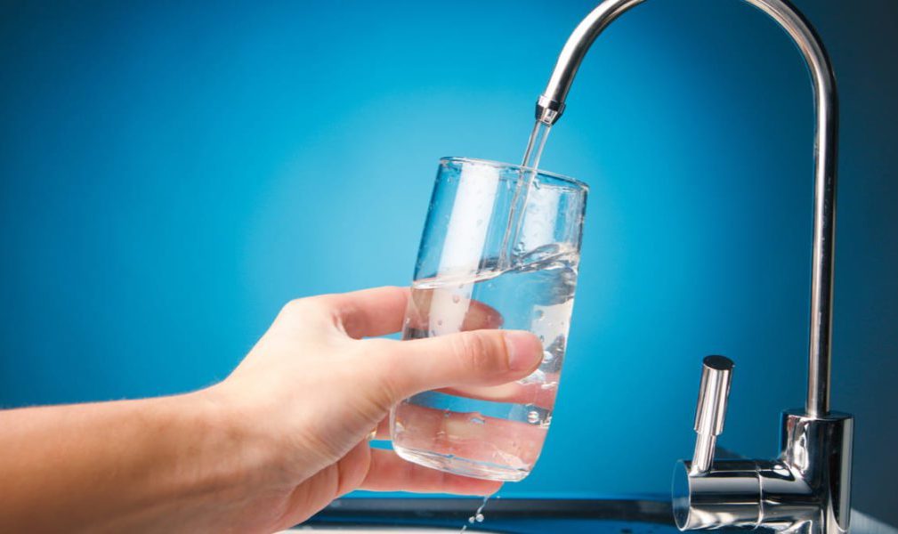 Agua solo para mayores: un municipio de Tenerife prohíbe beber a niños menores de 8 años