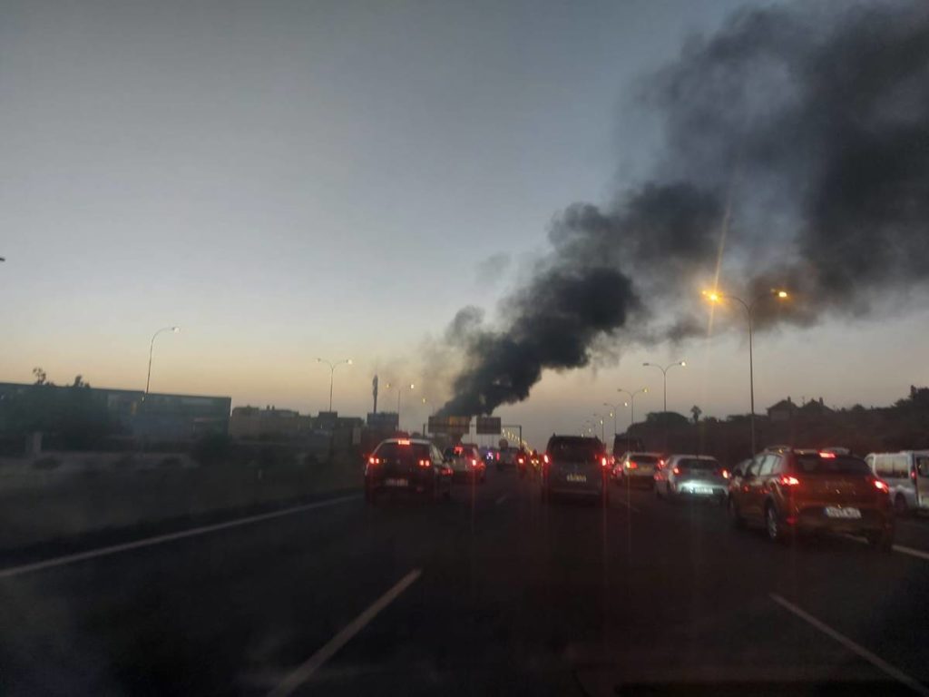 Kilométricas colas en la autopista TF-5 por el incendio de un vehículo