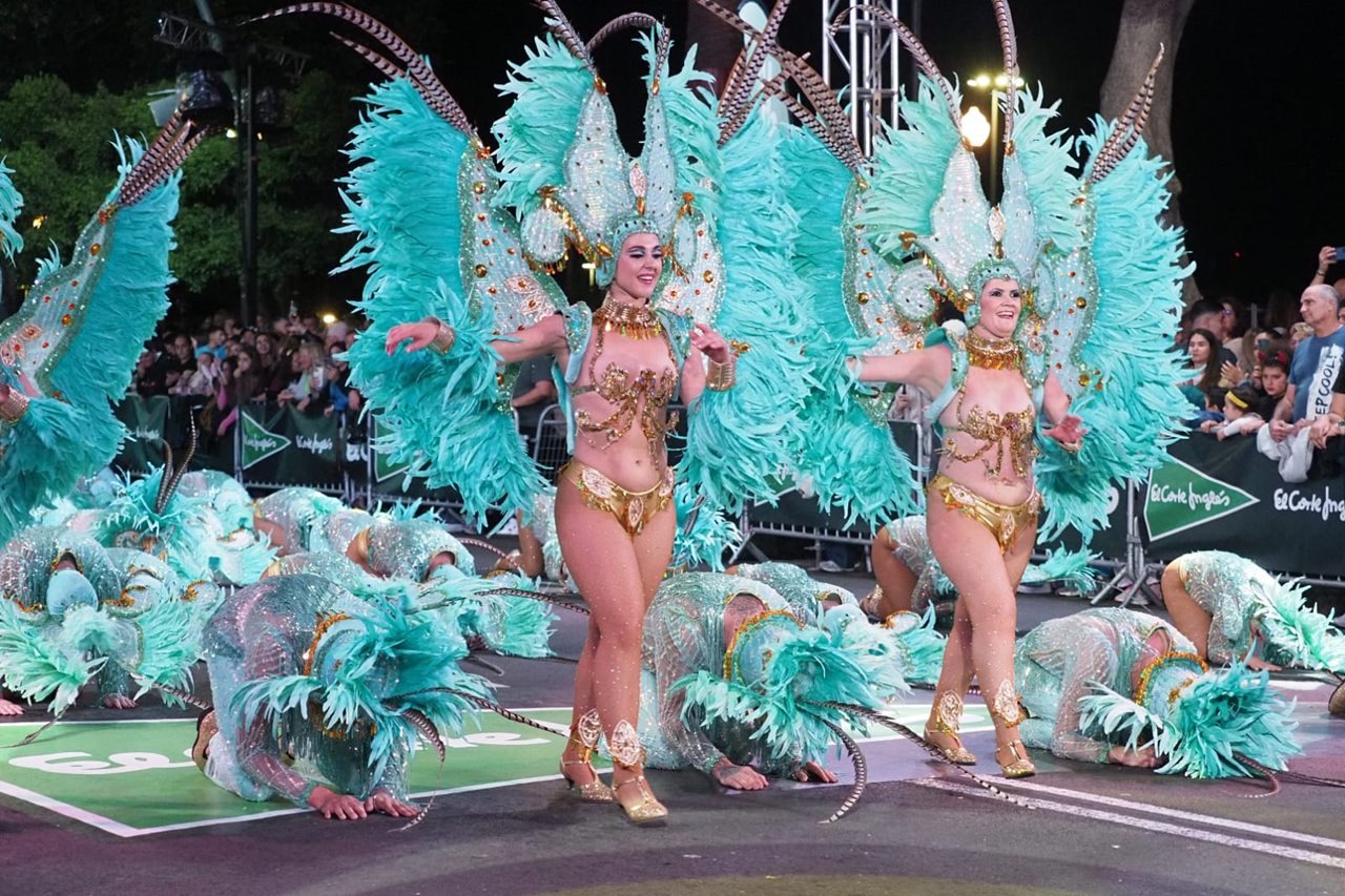 Las comparsas salen a la calle y calientan el primer Carnaval de Día