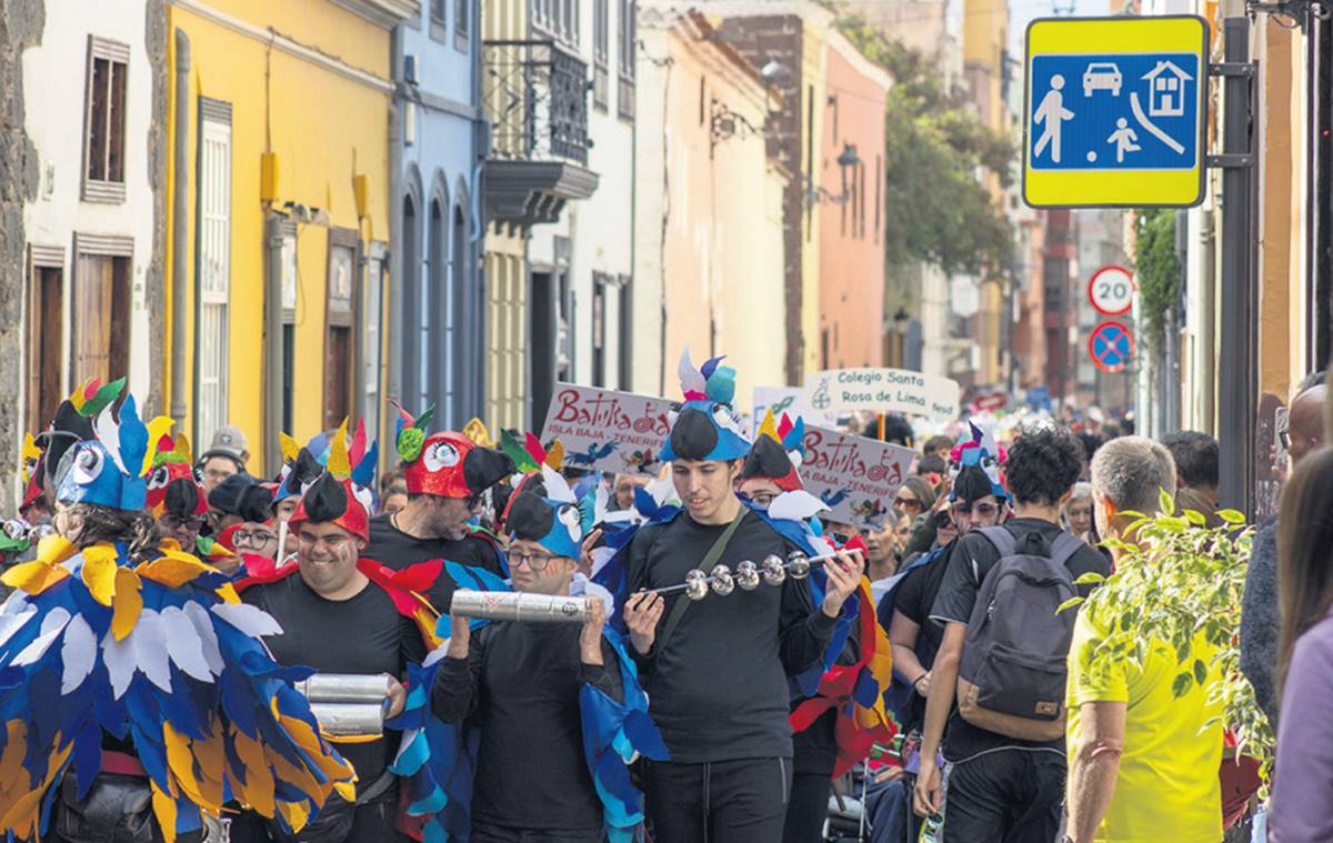 El carnavalero Pasacalles Inclusivo de La Laguna reúne a cerca de 2.000 personas