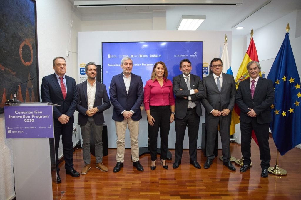 Acto de la firma del contrato con la UTE Telespazio Ibérica, SLU-Pegasus Aviación, SA, ayer en Madrid. DA