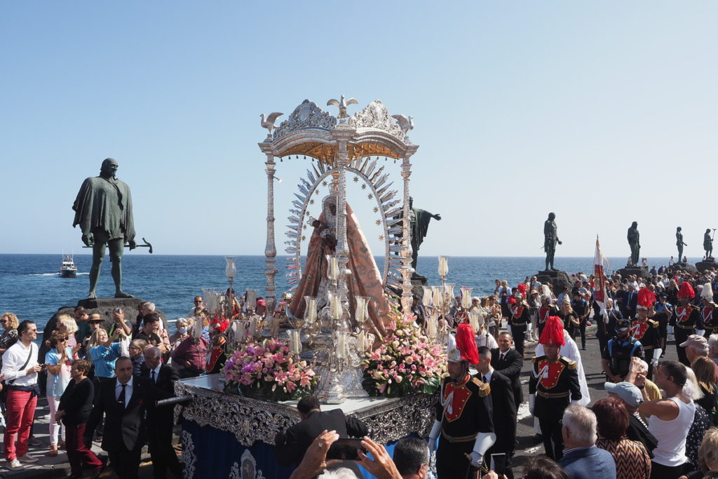 Miles de devotos arropan a la Virgen de Candelaria en un día de ‘verano’