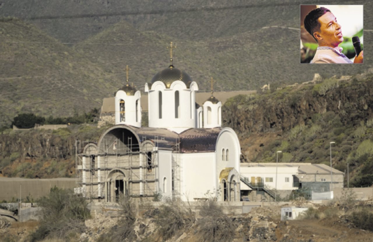 Las cúpulas del templo ya lucen el dorado típico de la Iglesia Ortodoxa. En el recuadro, Dmytro Shatruk, portavoz de Oberig. Fran Pallero