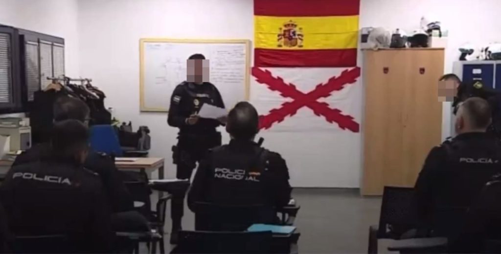 Polémica por la exhibición de una bandera carlista en una comisaría de Canarias