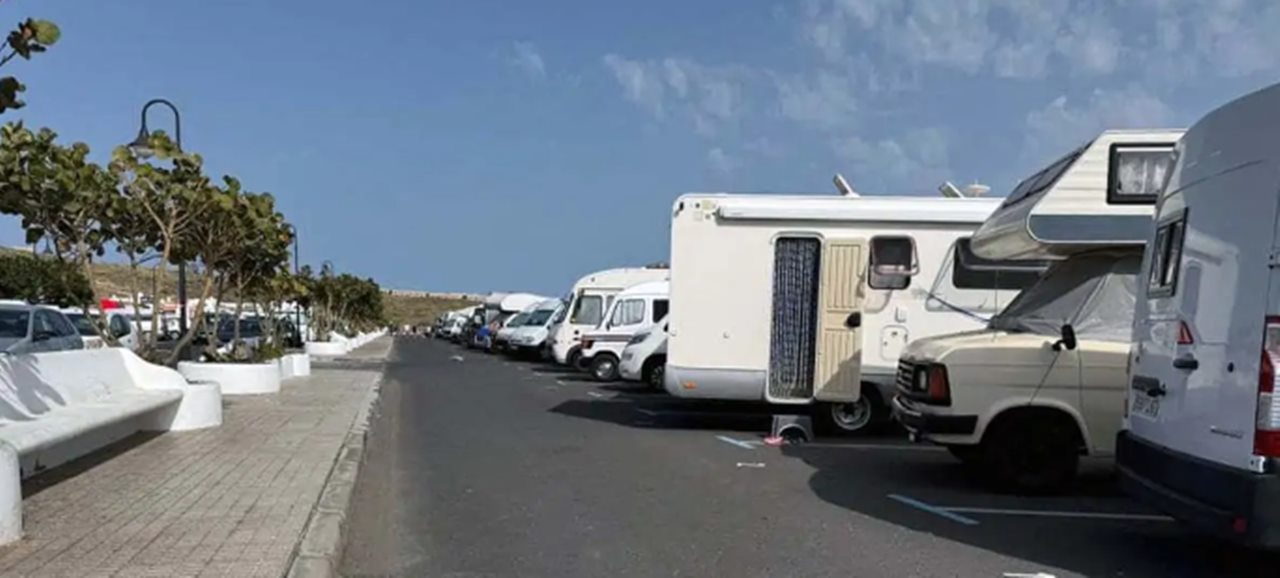 Varias autocaravanas estacionadas en la costa de Arico. DA