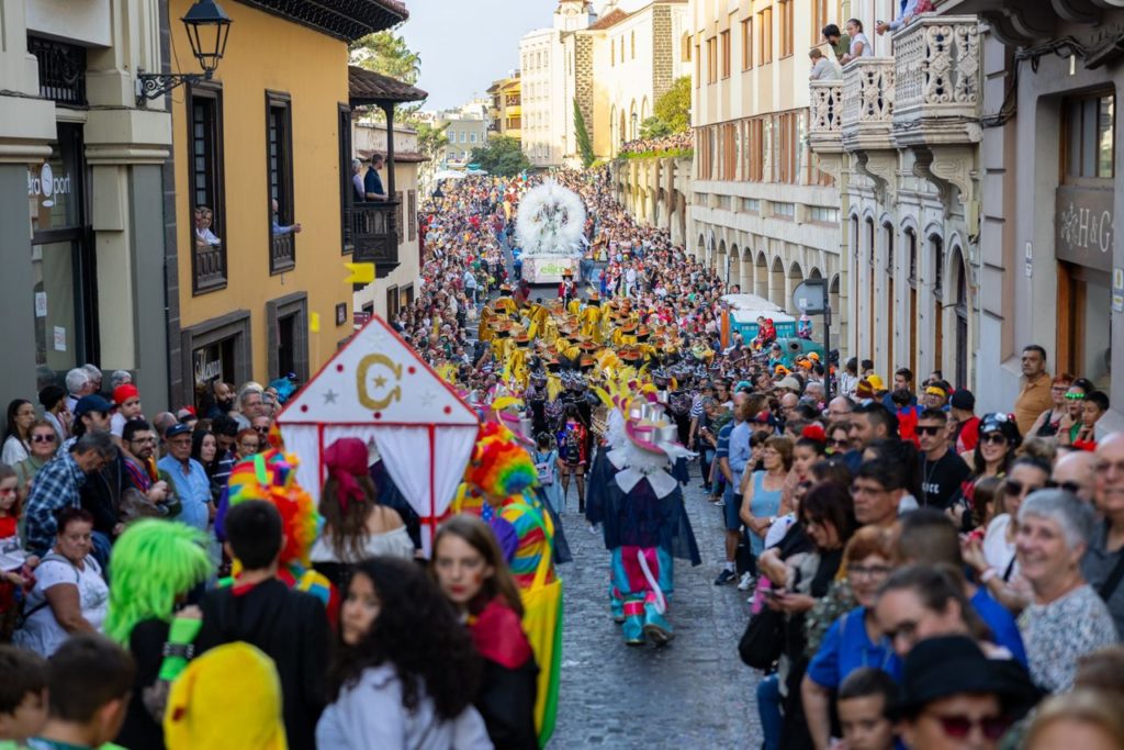 La Reina del Carnaval 2024 de La Orotava, Yanira González Morales, presidió ayer un coso multitudinario, soleado y espléndido por las calles del casco histórico.