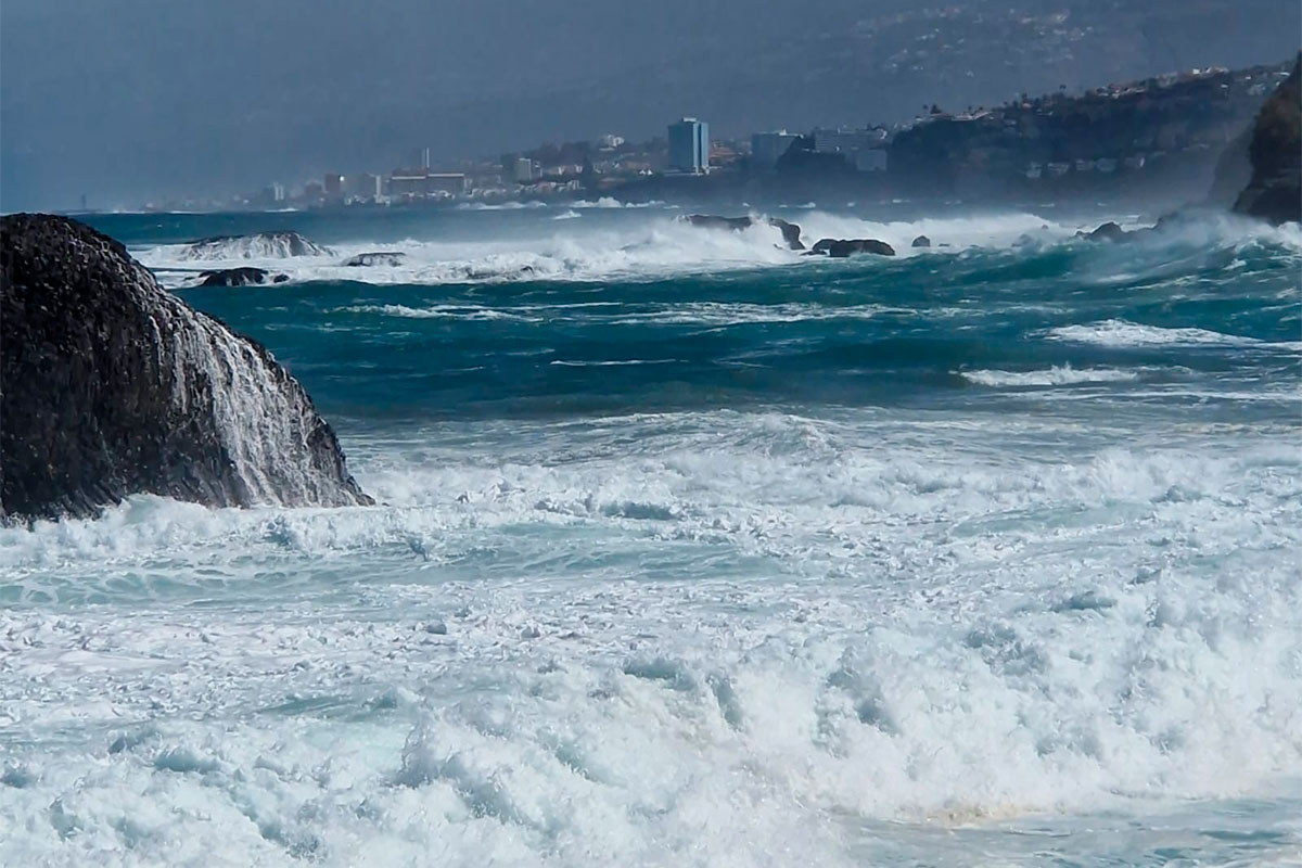 Caen dos personas al mar en Tenerife en una jornada con incidencias por viento y oleaje