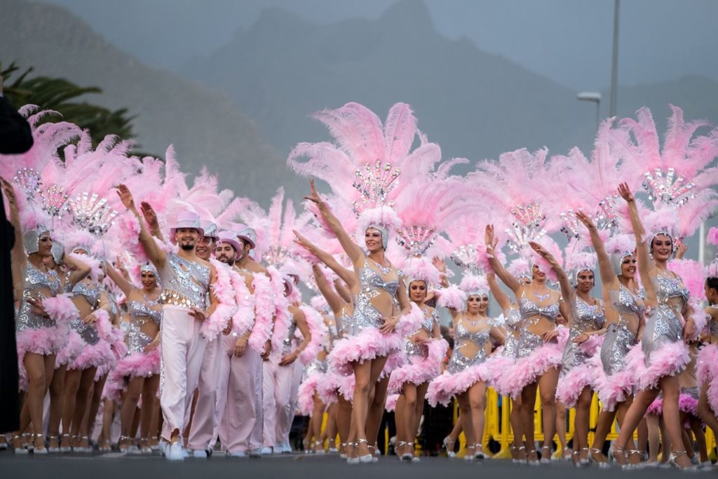 El ritmo y el color protagonizan el multitudinario desfile del Coso Apoteosis del Carnaval chicharrero. Fran Pallero