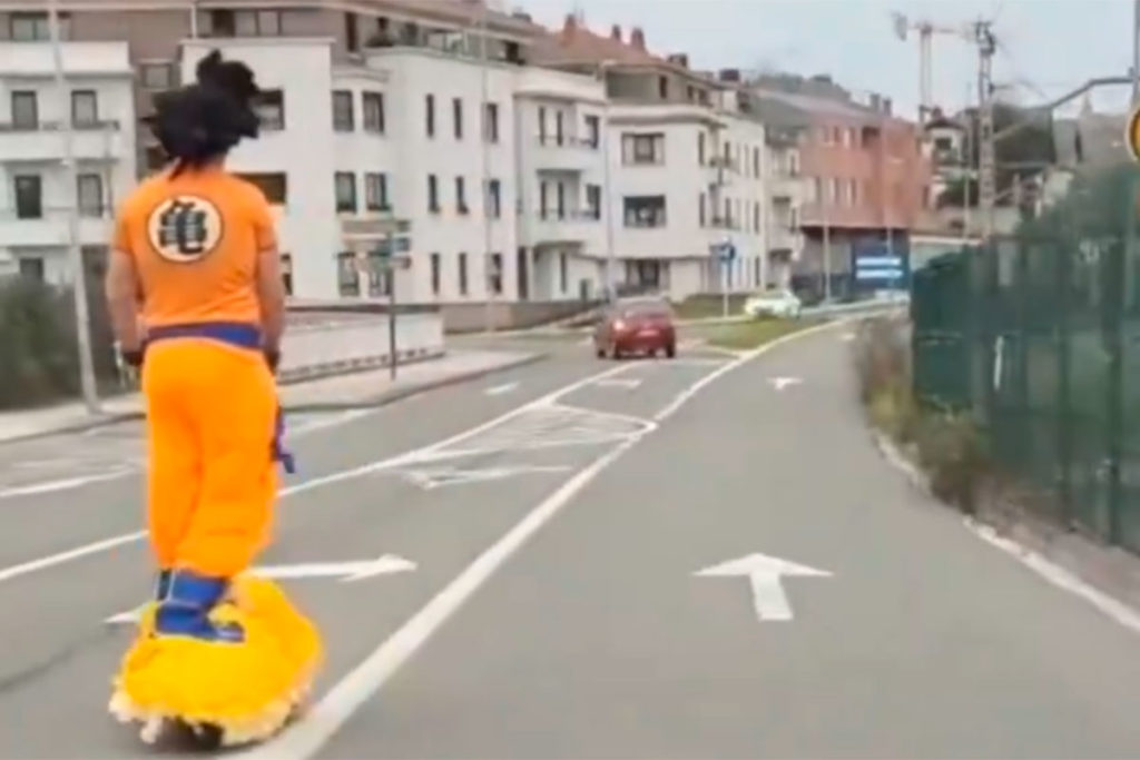 Son Goku en patinete