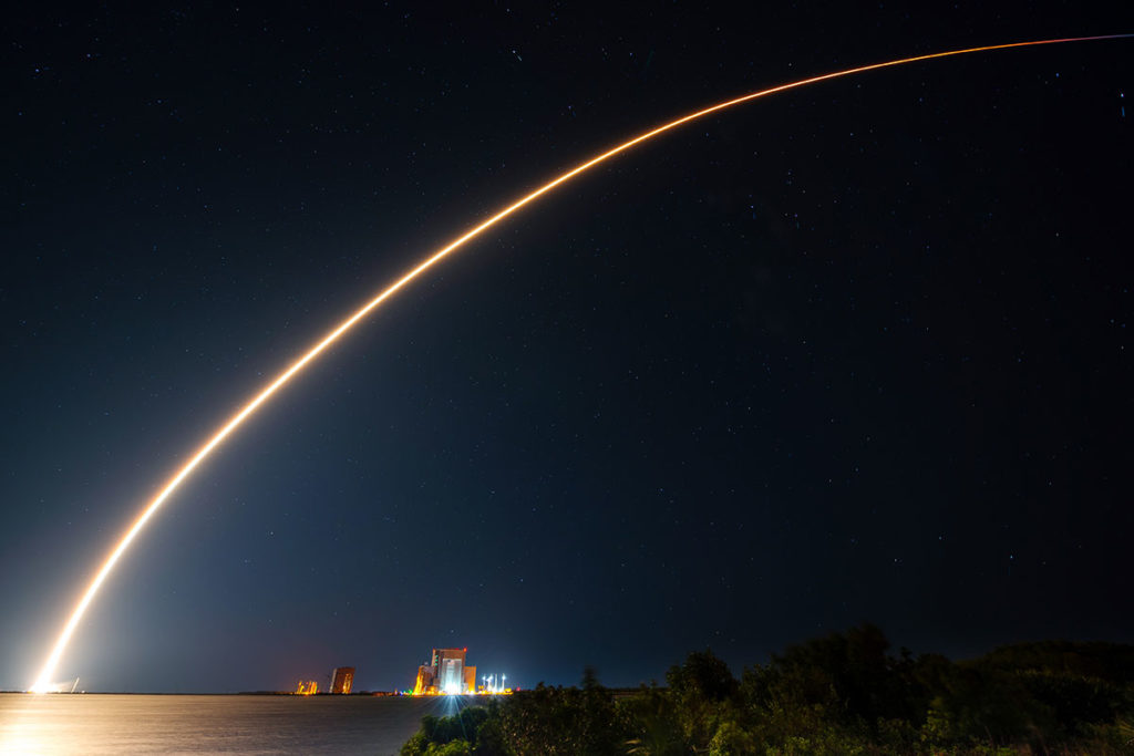 Lanzamiento de un cohete de SpaceX con satélites Starlink