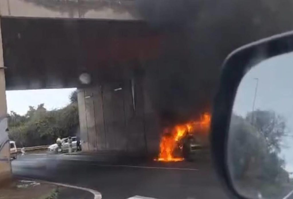 Arde un coche en plena carretera en Santa Cruz de Tenerife