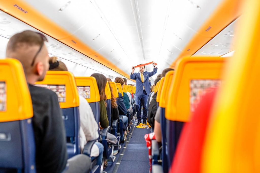 "Atrapada" en un vuelo desde Tenerife, "temió por su vida" y la compañía lo negó: ahora pide una indemnización