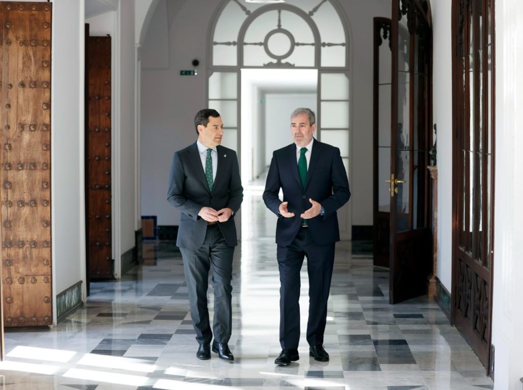 Juanma Moreno y Fernando Clavijo, ayer, en el palacio de San Telmo, en Sevilla. DA