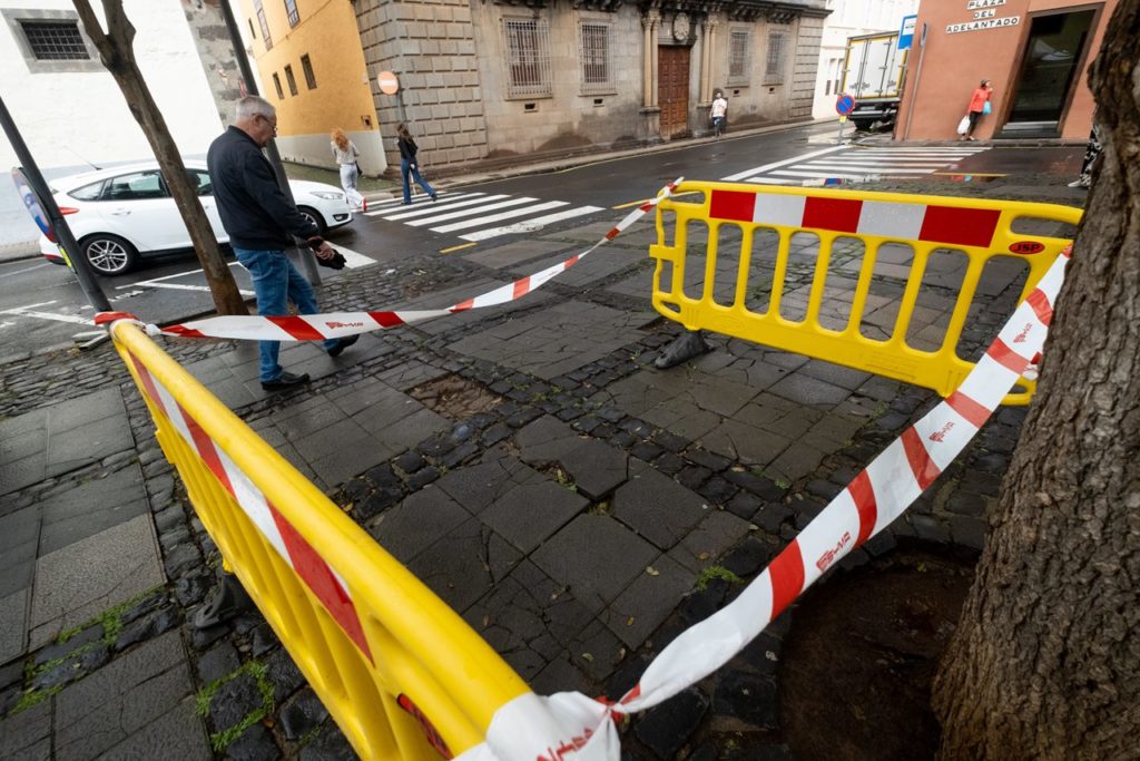 Uno de los puntos acotados en los que se actuará en la plaza del Adelantado. Fran Pallero