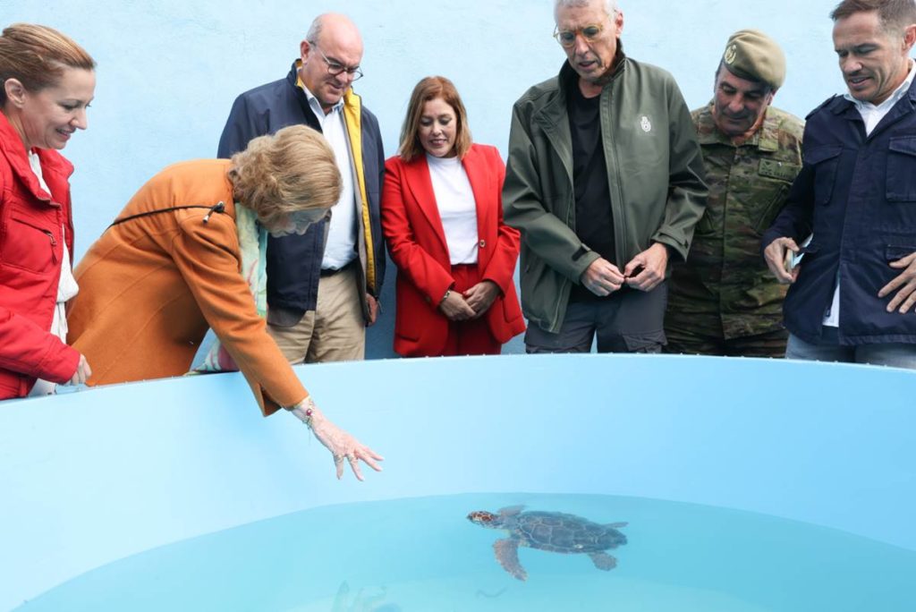 La Reina Sofía visita el Centro de Recuperación de Fauna Silvestre La Tahonilla en Tenerife