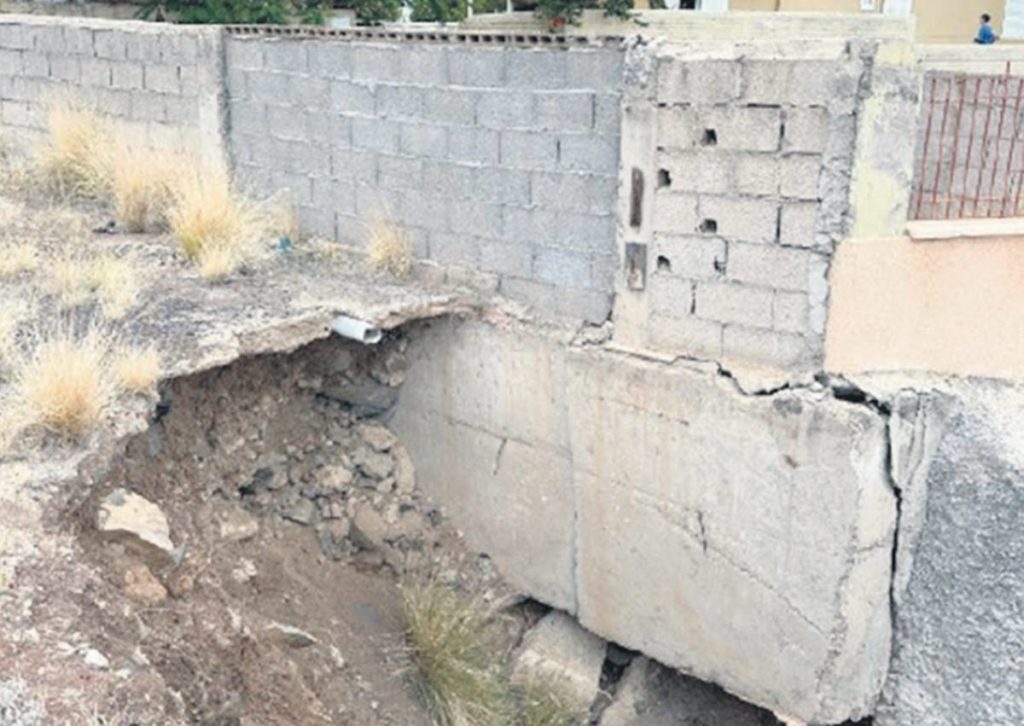 Peligro de colapso en un muro de contención en Residencial Anaga