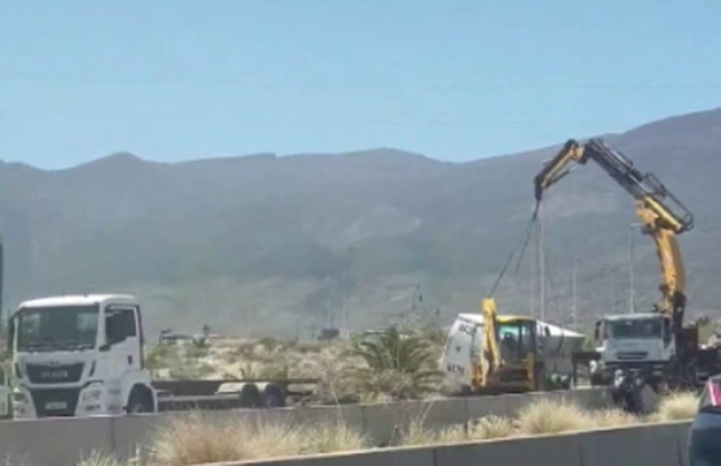 Vuelca un camión en Tenerife: mucha precaución a todos los conductores