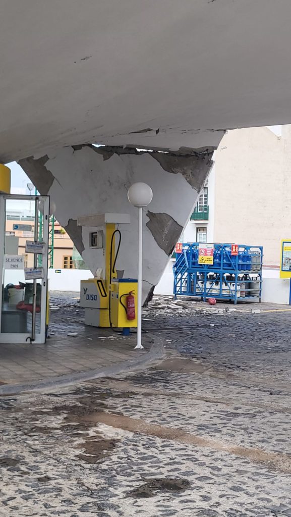 Se desploma parte del techo de la popular gasolinera La Estrella, en el Puerto de la Cruz