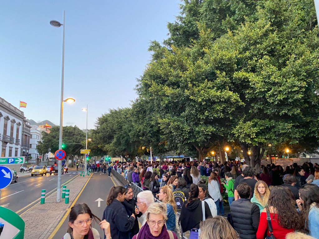 Miles de personas toman la calle en Santa Cruz de Tenerife por el 8M. DA