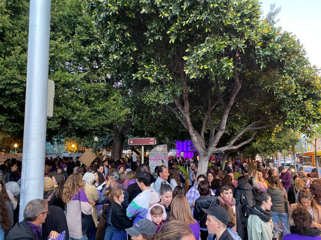 Miles de personas toman la calle en Santa Cruz de Tenerife por el 8M. DA