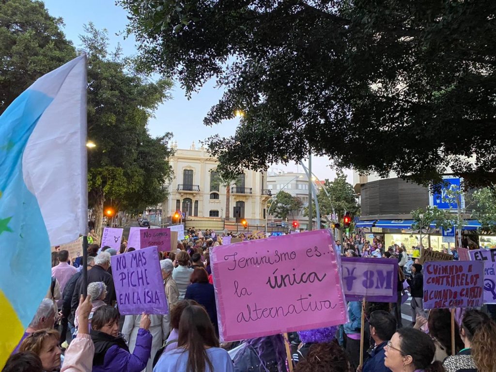 Miles de personas toman la calle en Santa Cruz de Tenerife por el 8M. DA