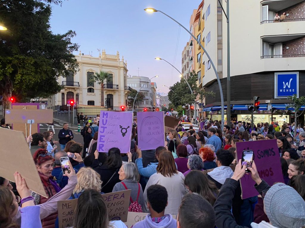 Miles de personas toman la calle en Santa Cruz de Tenerife por el 8M. DA