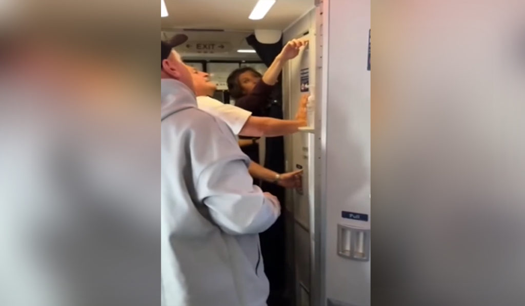 Se queda atrapado 35 minutos en el baño de un avión y el comandante tiene que ir a sacarlo: "¿Quién lo pilotaba?"