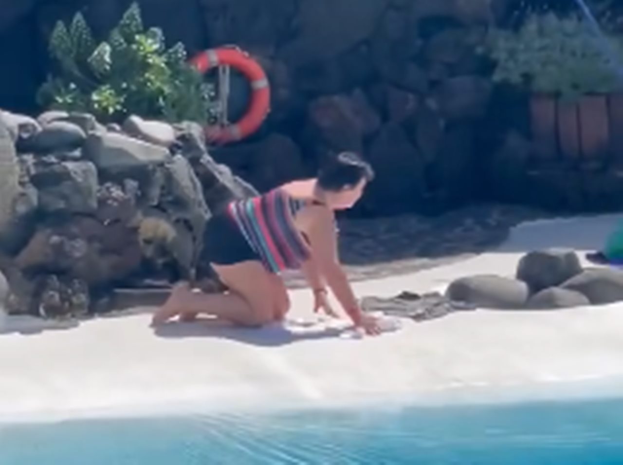 Turista tomando el sol en Los Jameos del Agua (Lanzarote). Isla Sin Corrupción