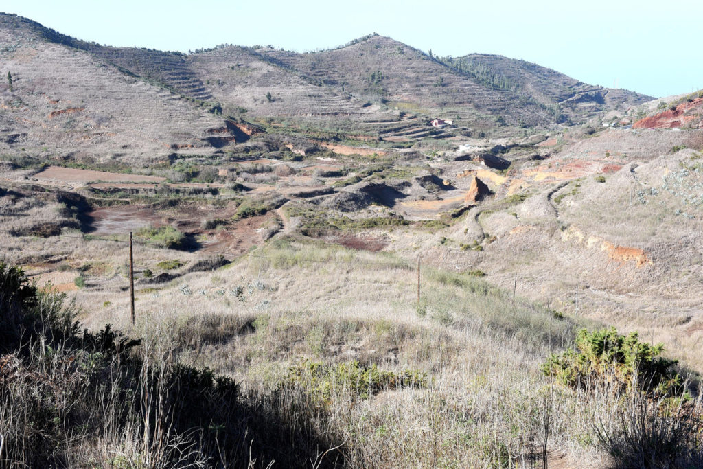 Las charcas de Erjos, sin una gota de agua desde hace tres años, fiel reflejo de la sequía que vive las islas desde hace años. Sergio Méndez