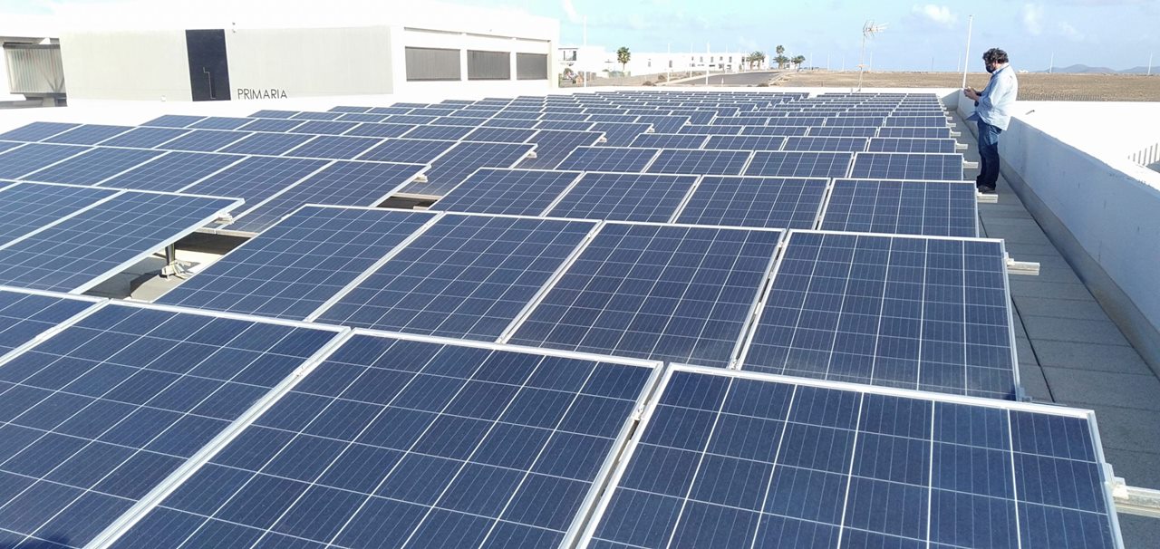 La consejería de Educación habilita, desde hace tiempo, instalaciones fotovoltaicas en decenas de centros del Archipiélago.