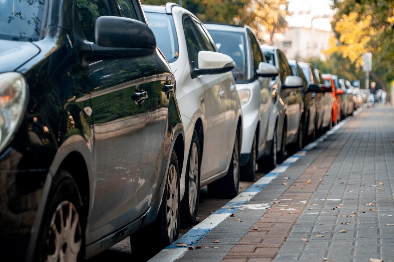 Coches aparcados. Shutterstock