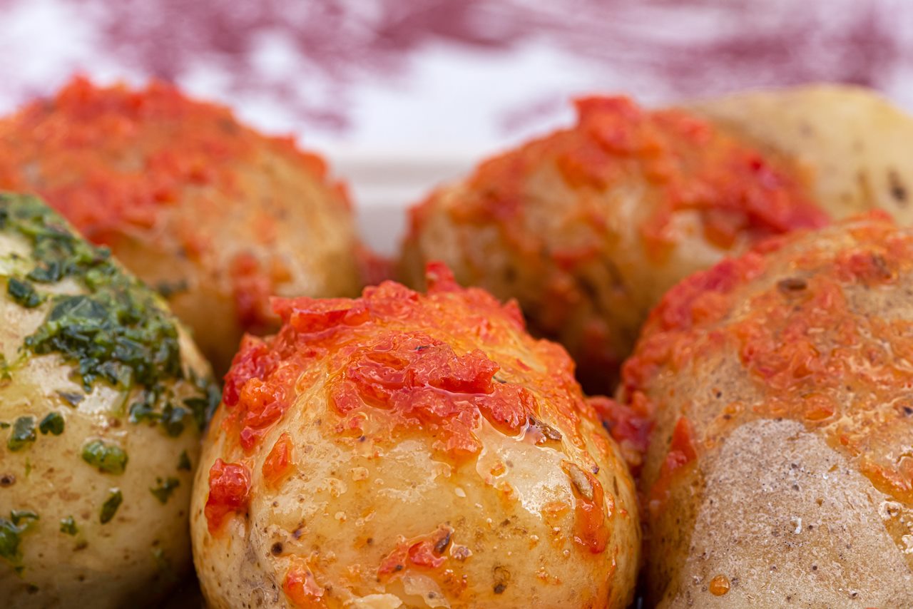 Esto podría pasarle a tu cuerpo si comes papas arrugadas con mojo picón todos los días