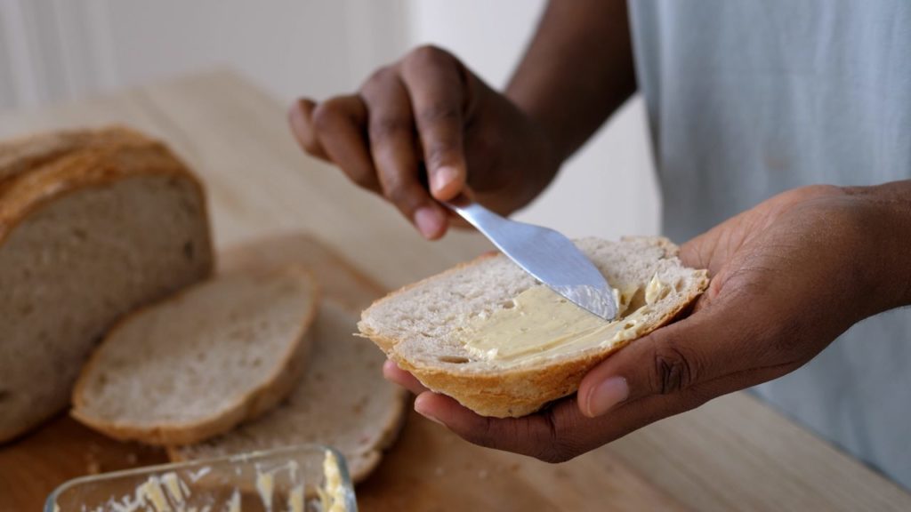 Pan con margarina. Shutterstock