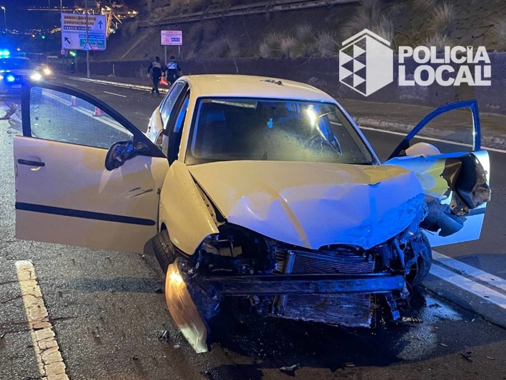 Un coche destrozado en una de las carreteras más peligrosas de Tenerife