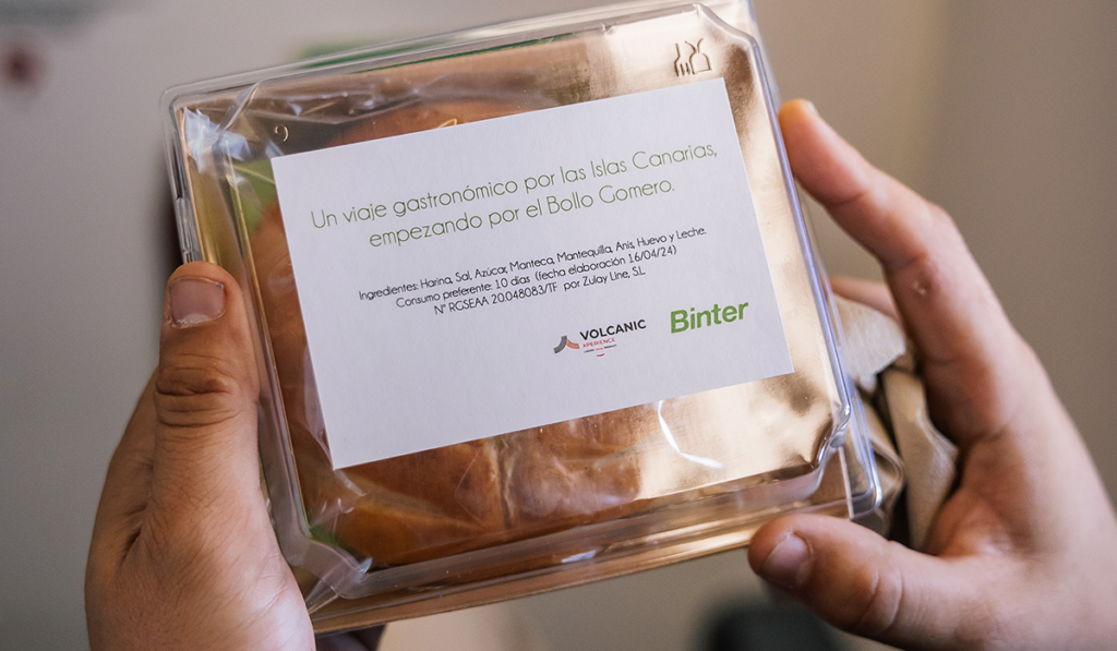 Binter sorprende a los pasajeros de un vuelo con bollos gomeros y prestigiosos chefs a bordo