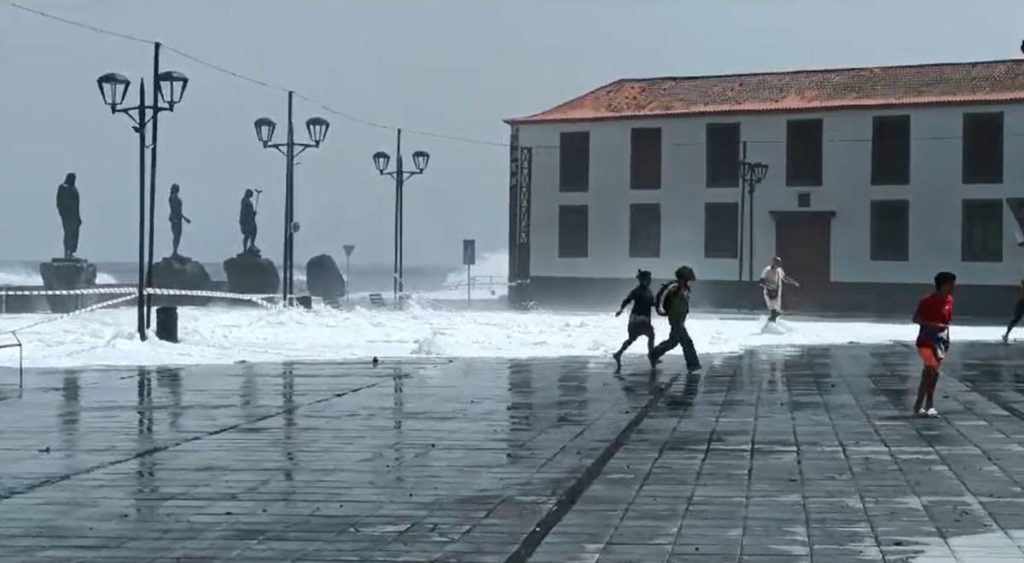 Todo por una foto: turistas se saltan el precinto en Candelaria pese al peligroso estado del mar
