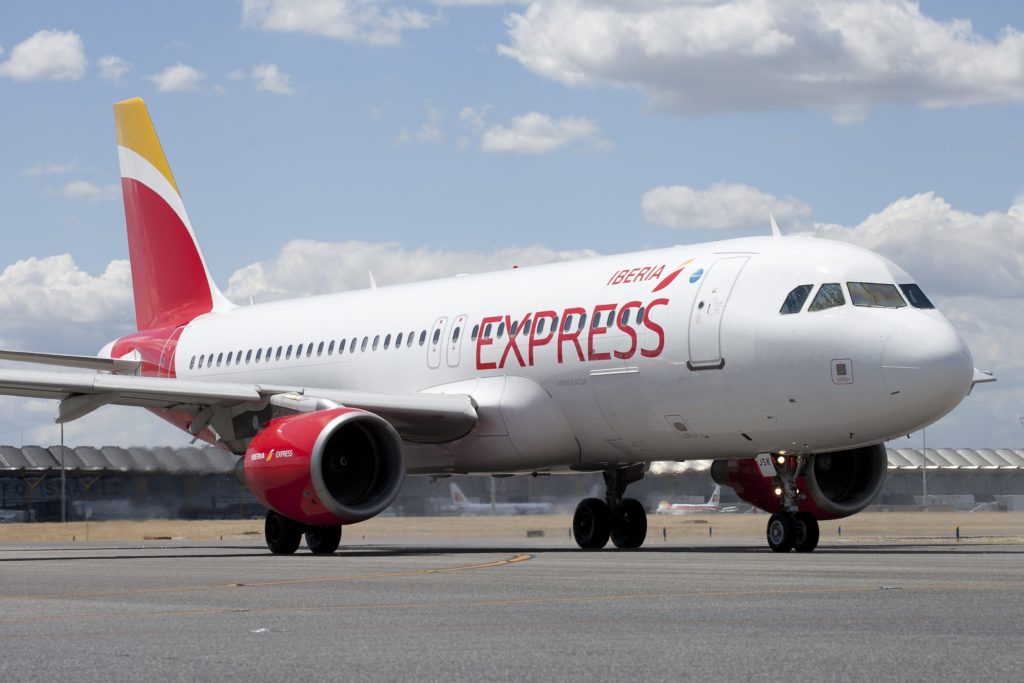 Iberia Express añade 2.800 asientos en sus vuelos a Canarias durante el puente de mayo