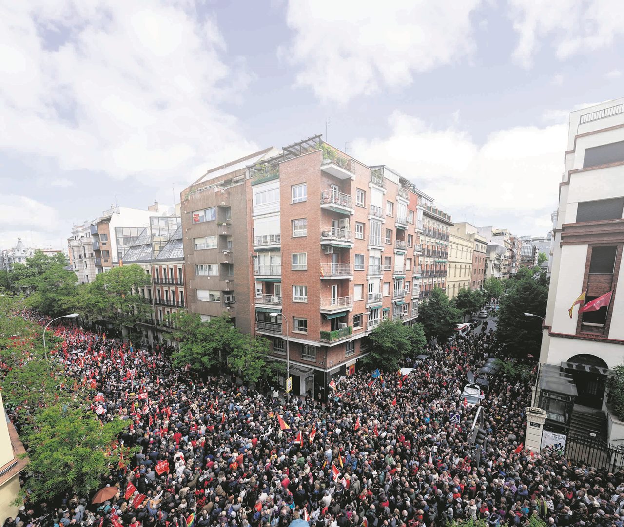 El PSOE cierra filas y se lanza a la calle para apoyar a Pedro Sánchez