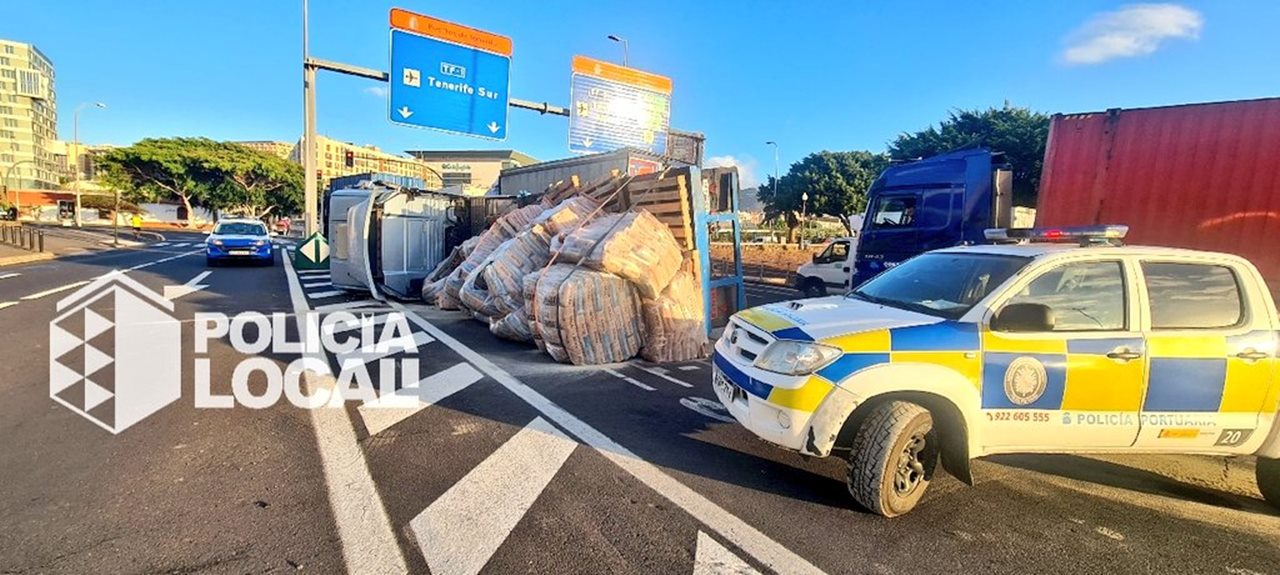 Vuelca un camión en el Puerto de Santa Cruz de Tenerife. Policía Local