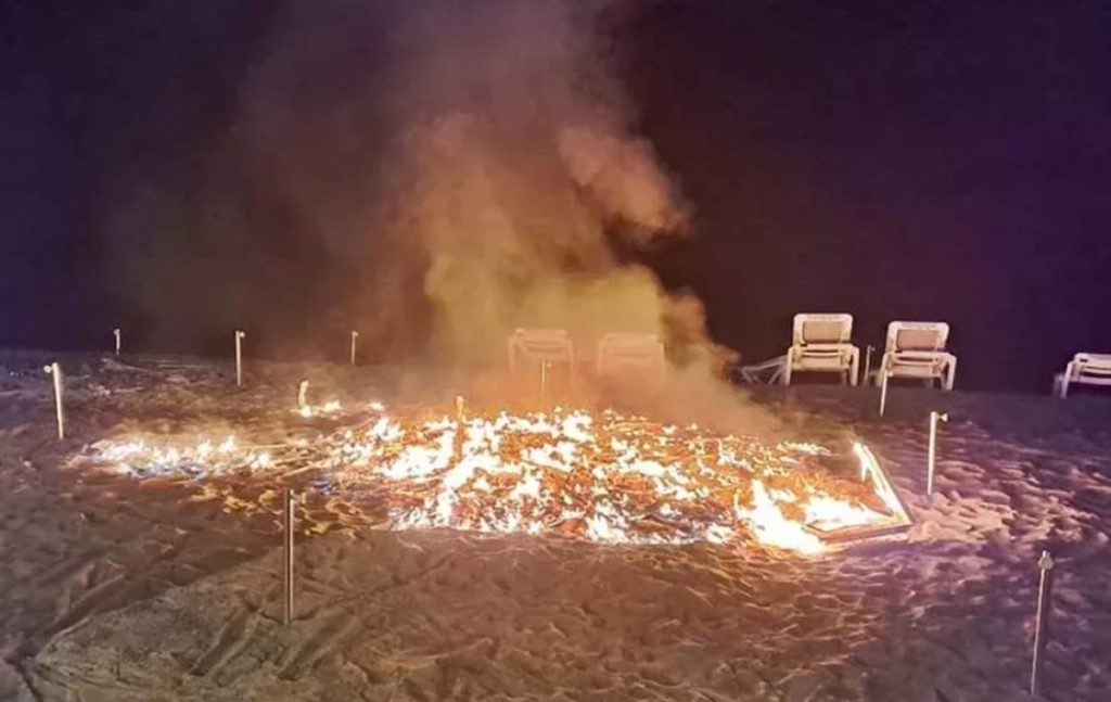 Detienen a nueve menores que se dedicaron a hacer la 'gracia' de quemar hamacas en una playa de Canarias