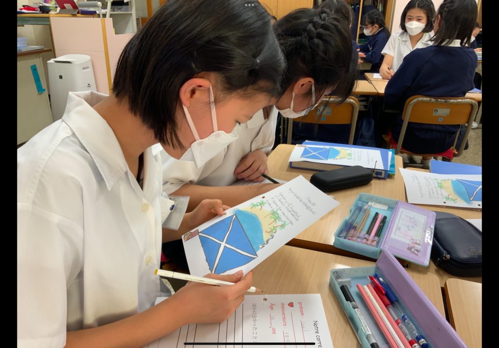 Alumnas japonesas preparando el proyecto Salut Tokyo. Cedida