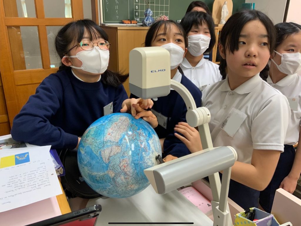 Alumnas de Japón buscando Tacoronte en el mapa. Cedida
