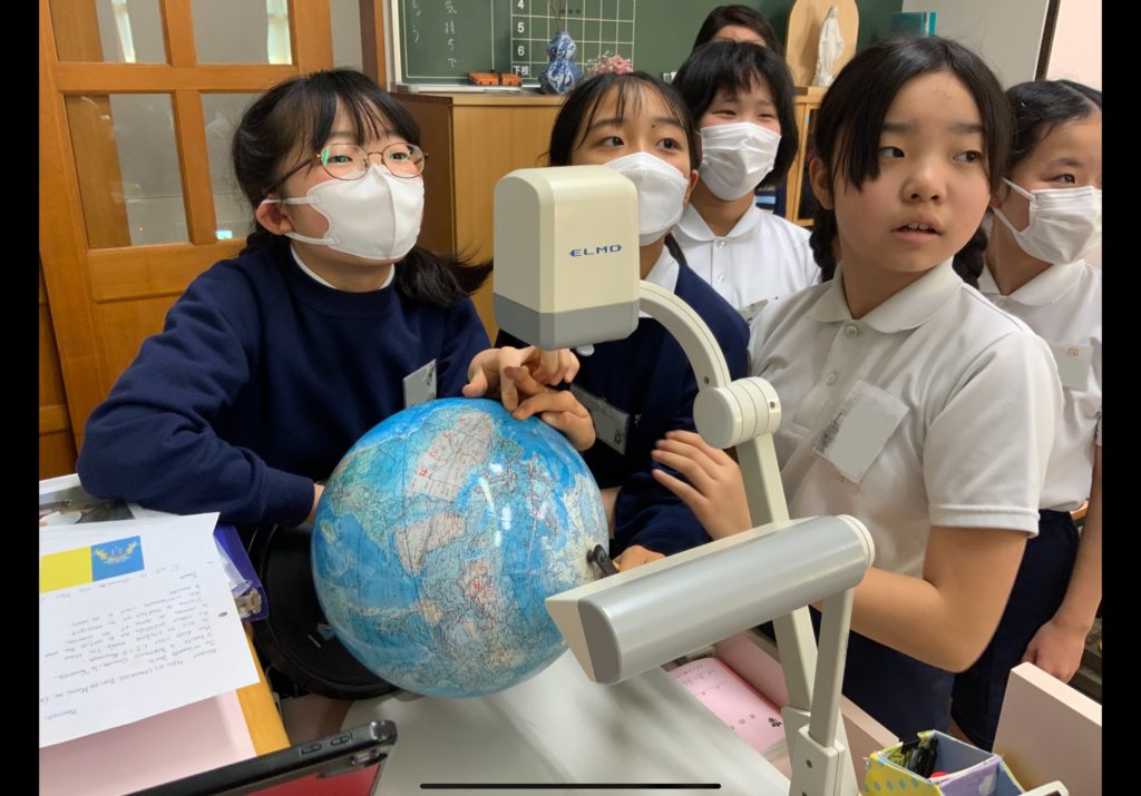 Alumnas japonesas preparando el proyecto Salut Tokyo. Cedida