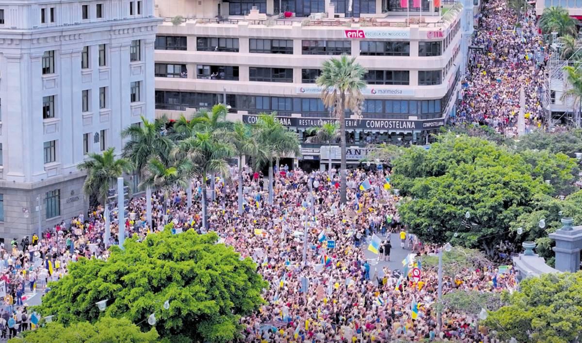 La ola del descontento provoca que una marea humana desborde calles y plazas de Canarias