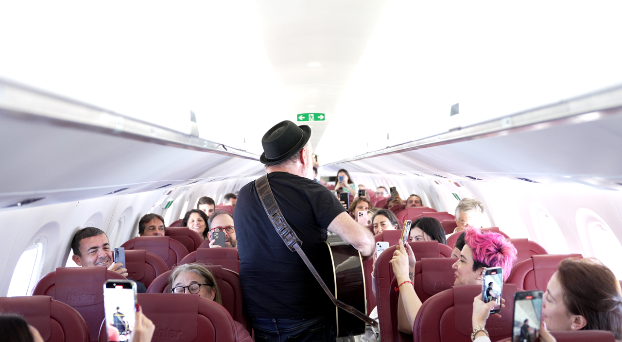 Binter sorprende con un concierto en pleno vuelo
