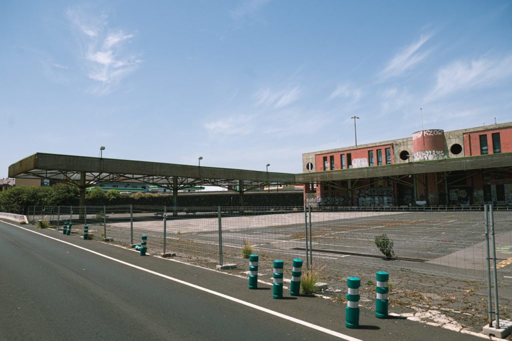 Vista actual de la antigua estación de San Benito, vallada y cerrada desde abril del pasado año. DA