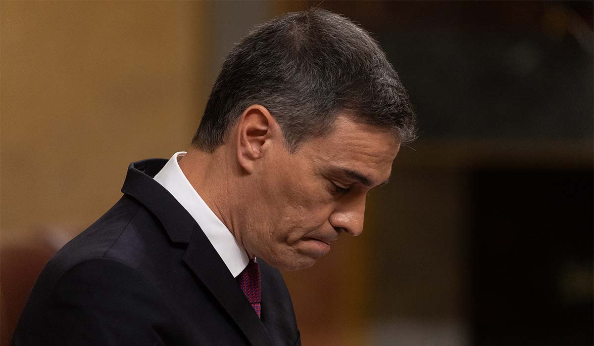 Sánchez medita si sigue al frente del Gobierno tras la denuncia a su mujer
