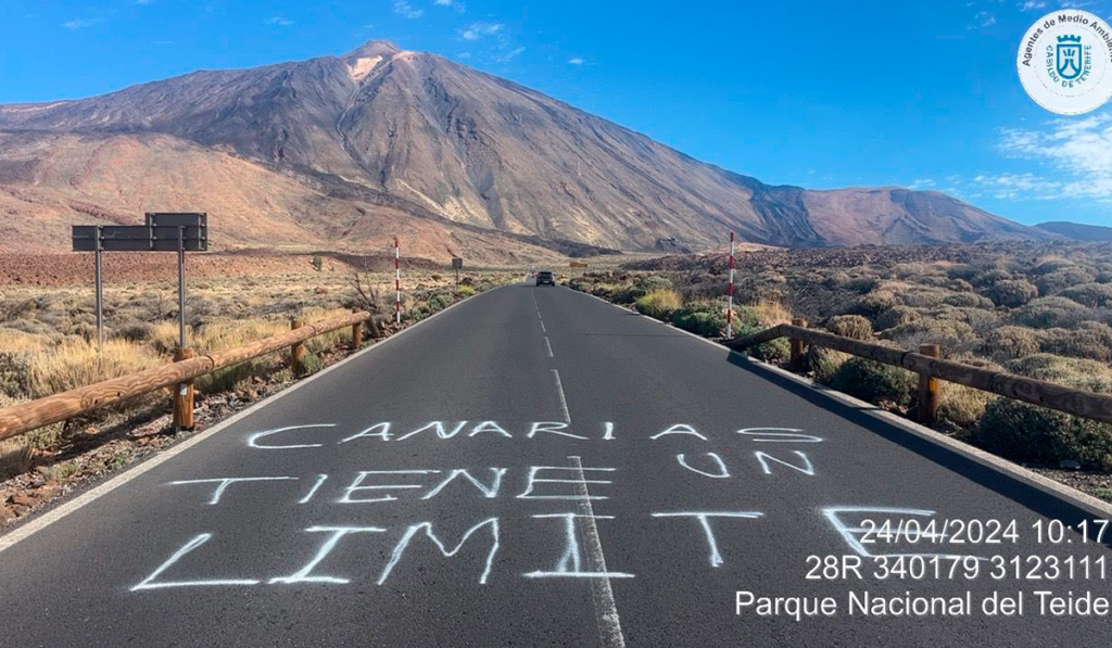La nueva pintada con el lema del 20A: un “vandalismo” que atenta contra el Teide